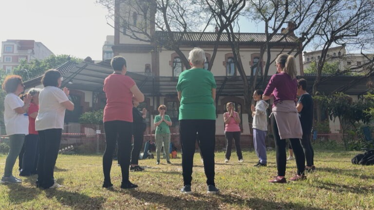 Persones fent activitats al casal de Magòria
