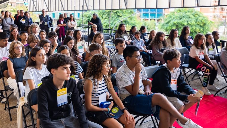 Joves reunits debatent al Consell d'Infants i Adolescents